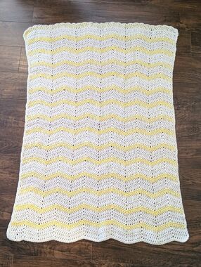 EUC Handmade 45"x34" Crocheted White and Yellow Chevron Pattern Throw Blanket